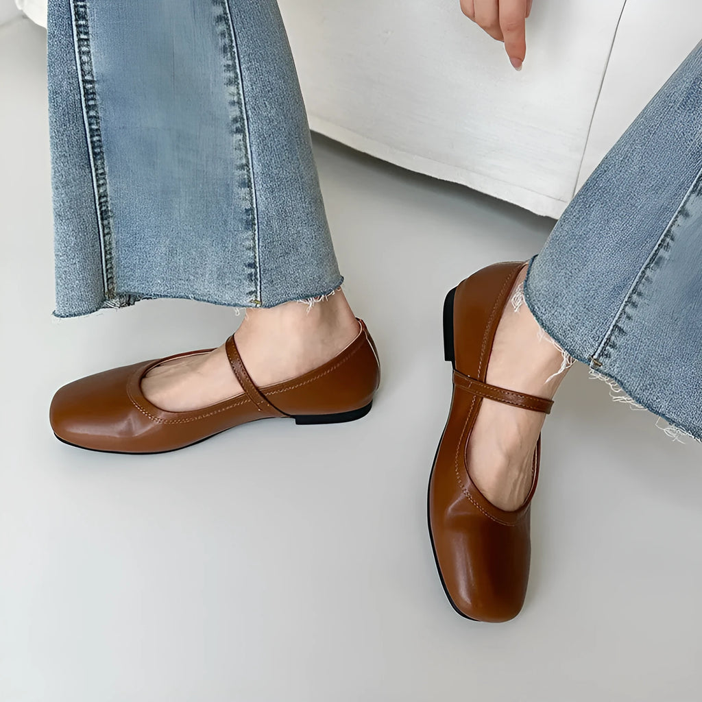 Retro Mary Jane flat shoes in sheepskin with round toe and flat rubber sole