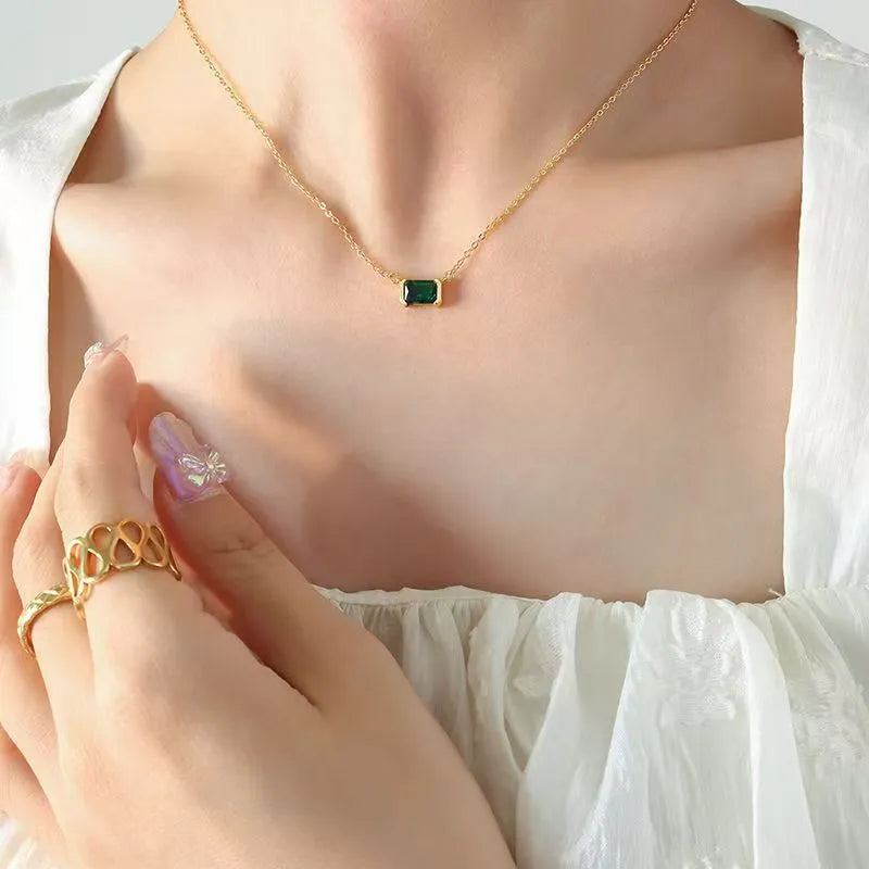 Gold geometric pendant necklace with quadrilateral design and inlaid Lvzuan stone on 45 cm chain
