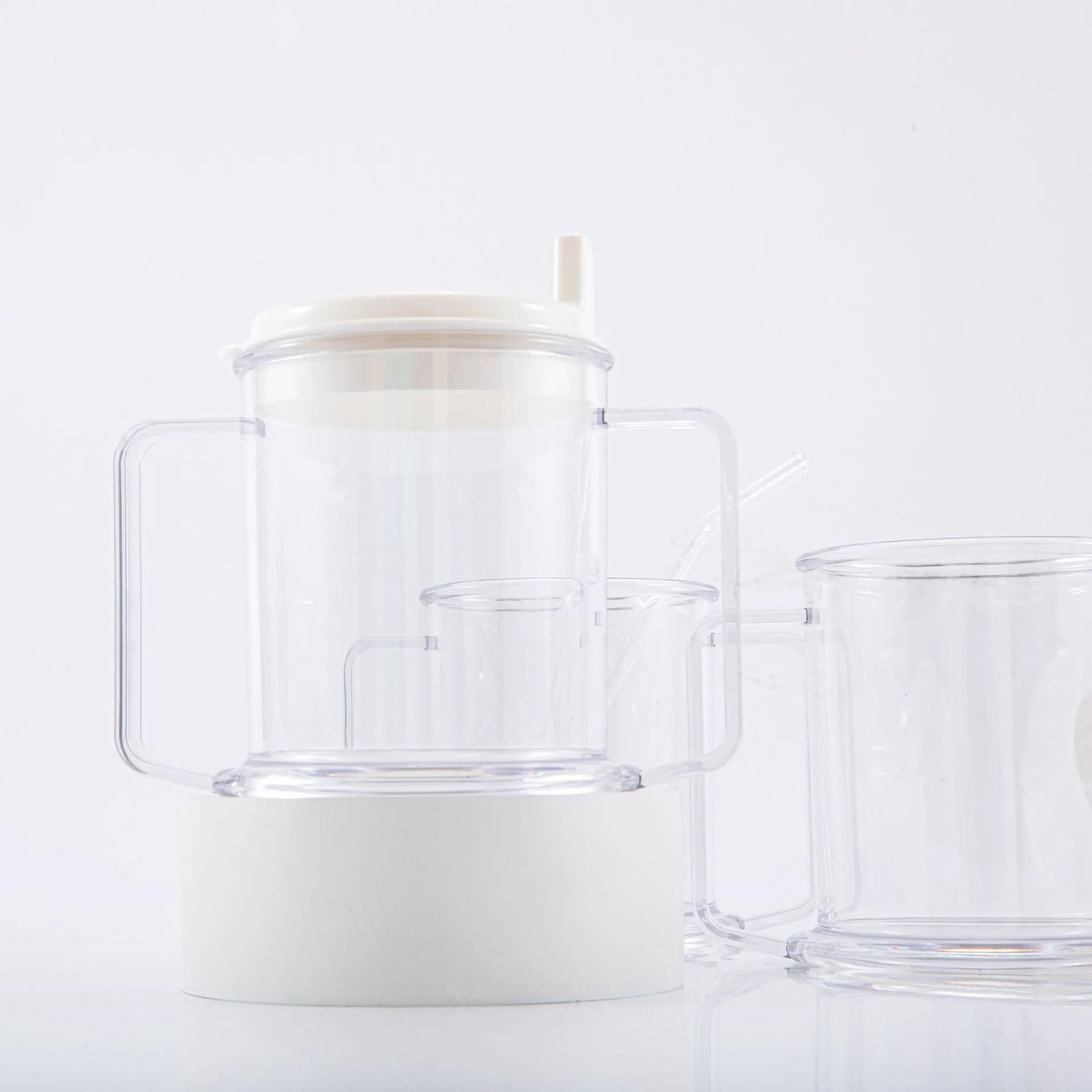 Transparent spill-proof drinking cup made of PP plastic with modern design.