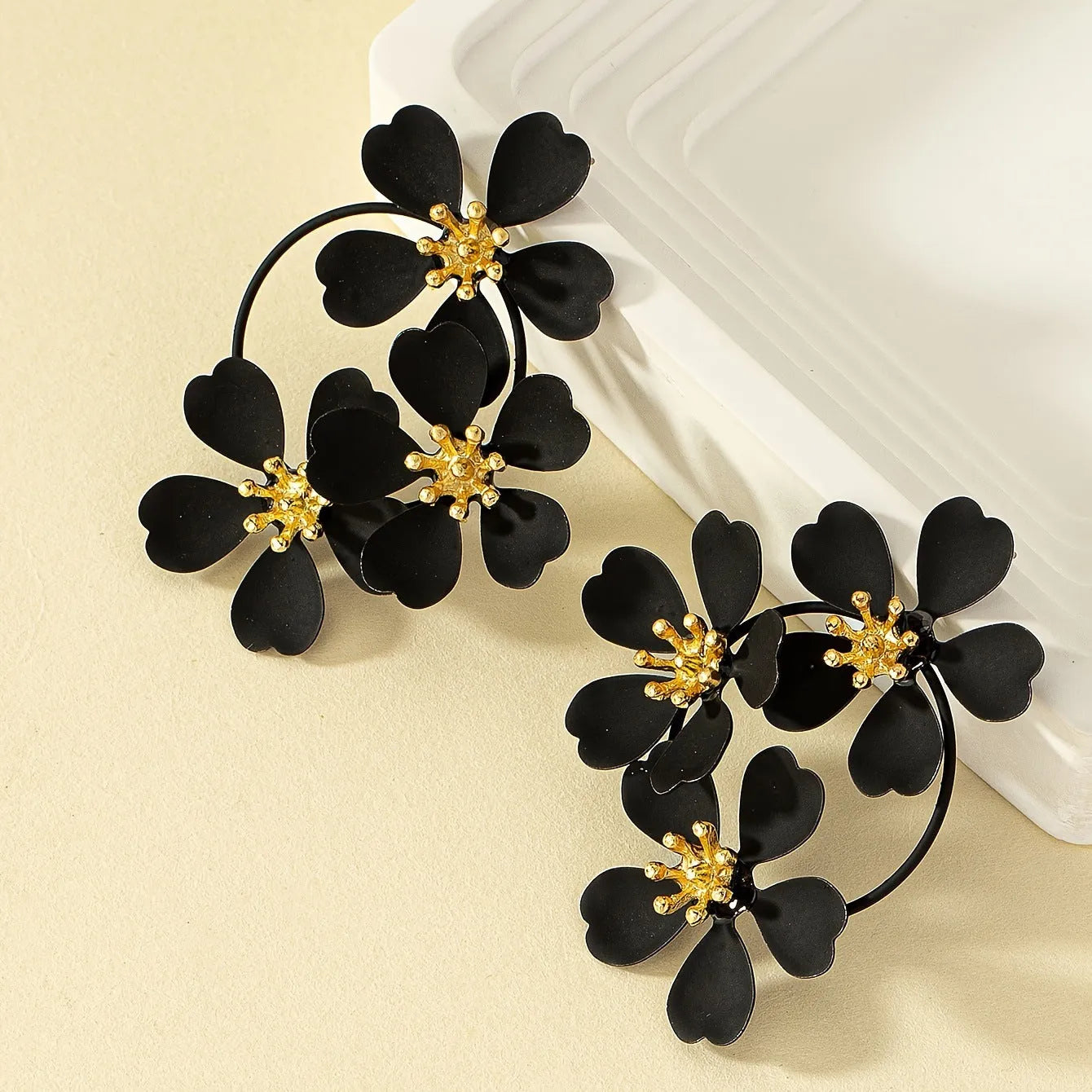 Retro floral earrings for women in iron with black or white baking varnish finish