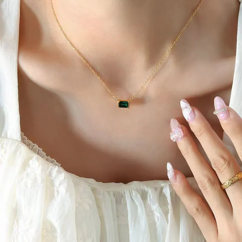 Gold geometric pendant necklace with quadrilateral design and inlaid Lvzuan stone on 45 cm chain