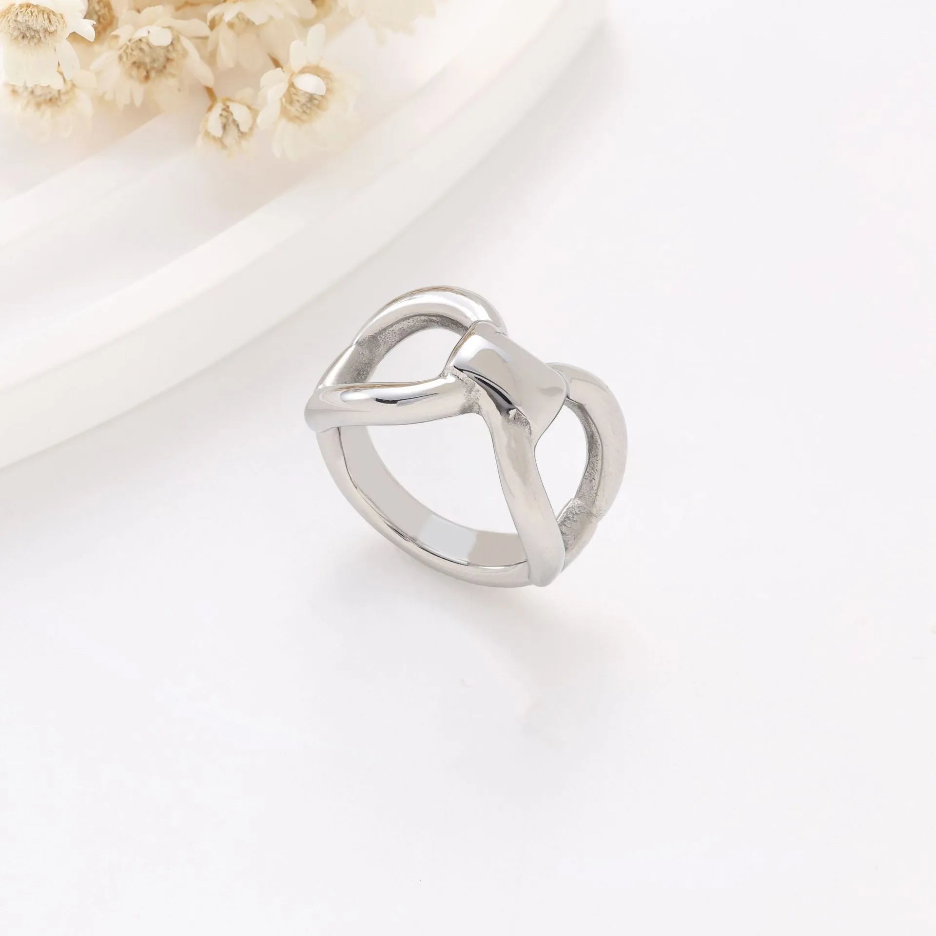Women's titanium steel ring with butterfly geometric design and hollow bow construction in gold colour