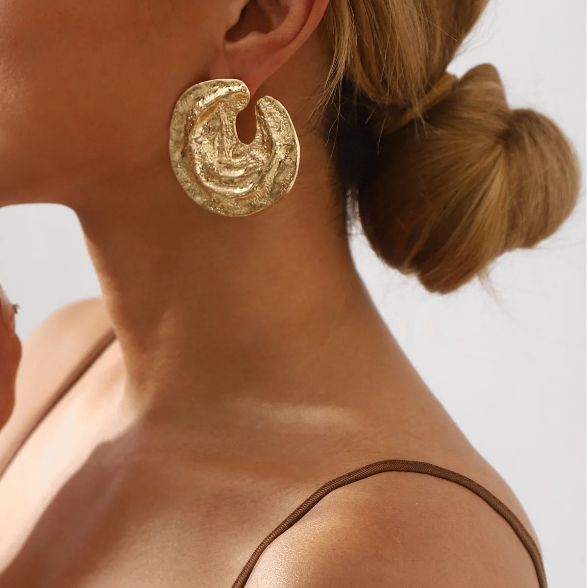 Exaggerated geometric women's earrings with irregular pleating and cold concave-convex texture in gold colour