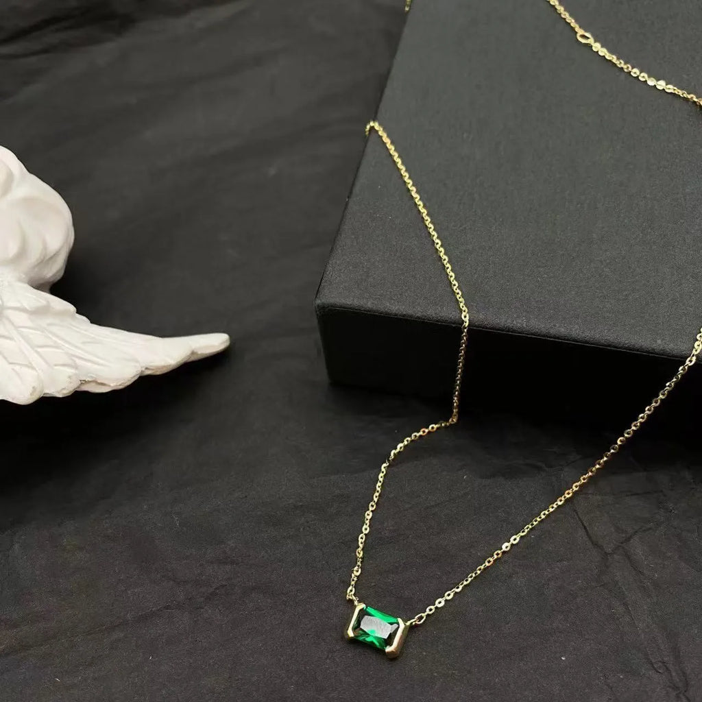 Gold geometric pendant necklace with quadrilateral design and inlaid Lvzuan stone on 45 cm chain