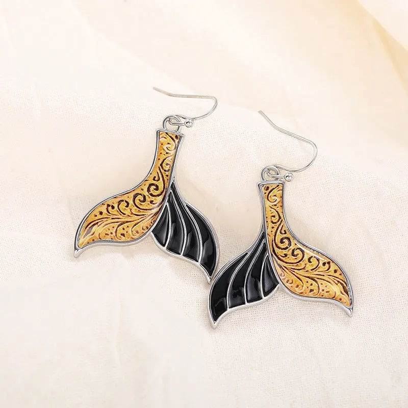 Women's retro fishtail earrings with whale design elements in white gold colour