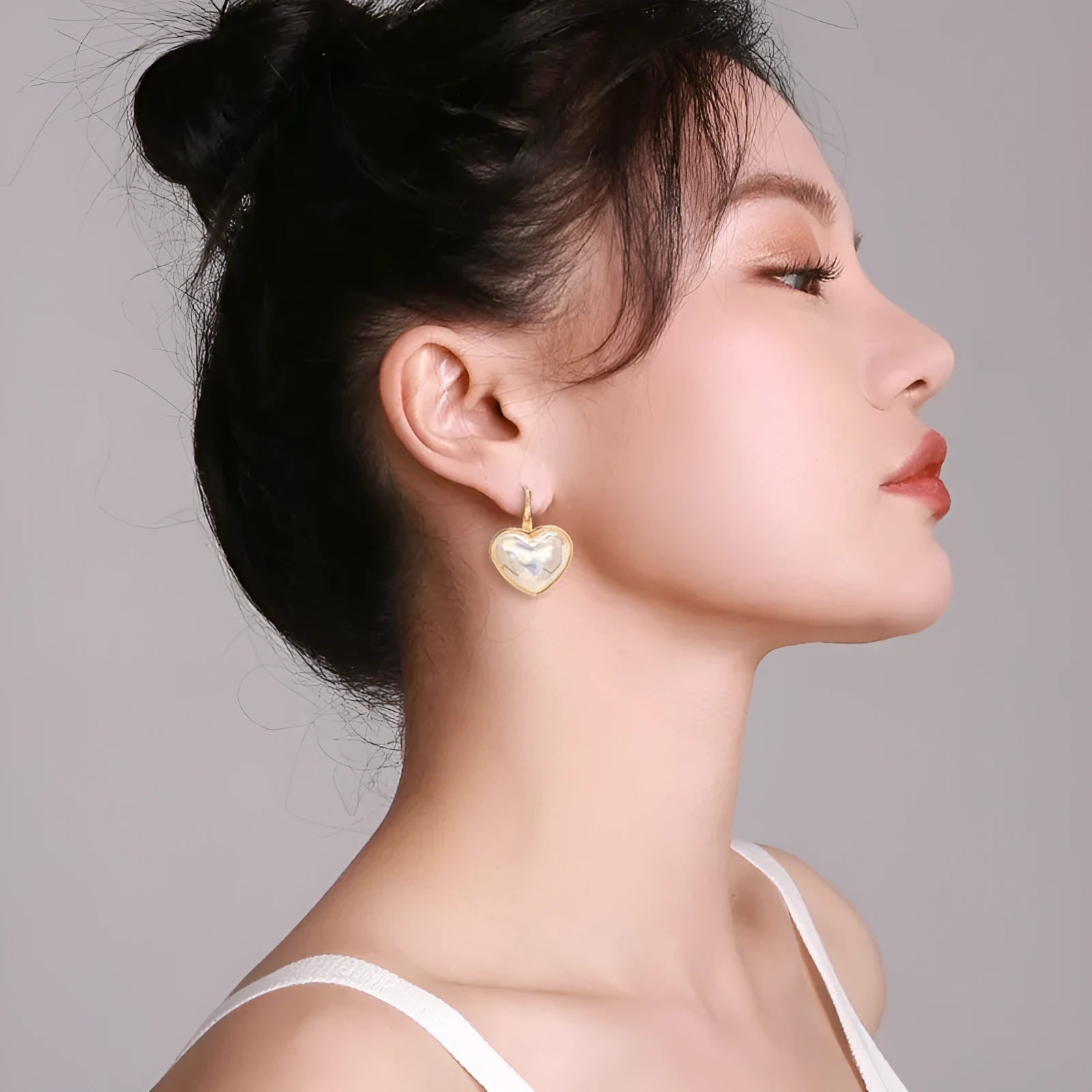 Gold-coloured alloy ear clip for women with summer love design and natural styling
