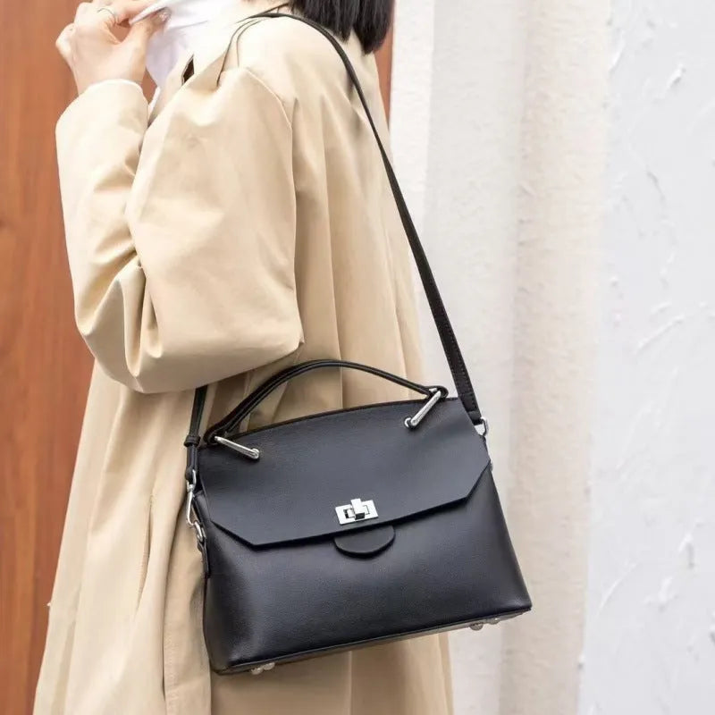 Genuine leather vegetable tanned messenger bag in urban style with internal organisation compartments and double shoulder straps