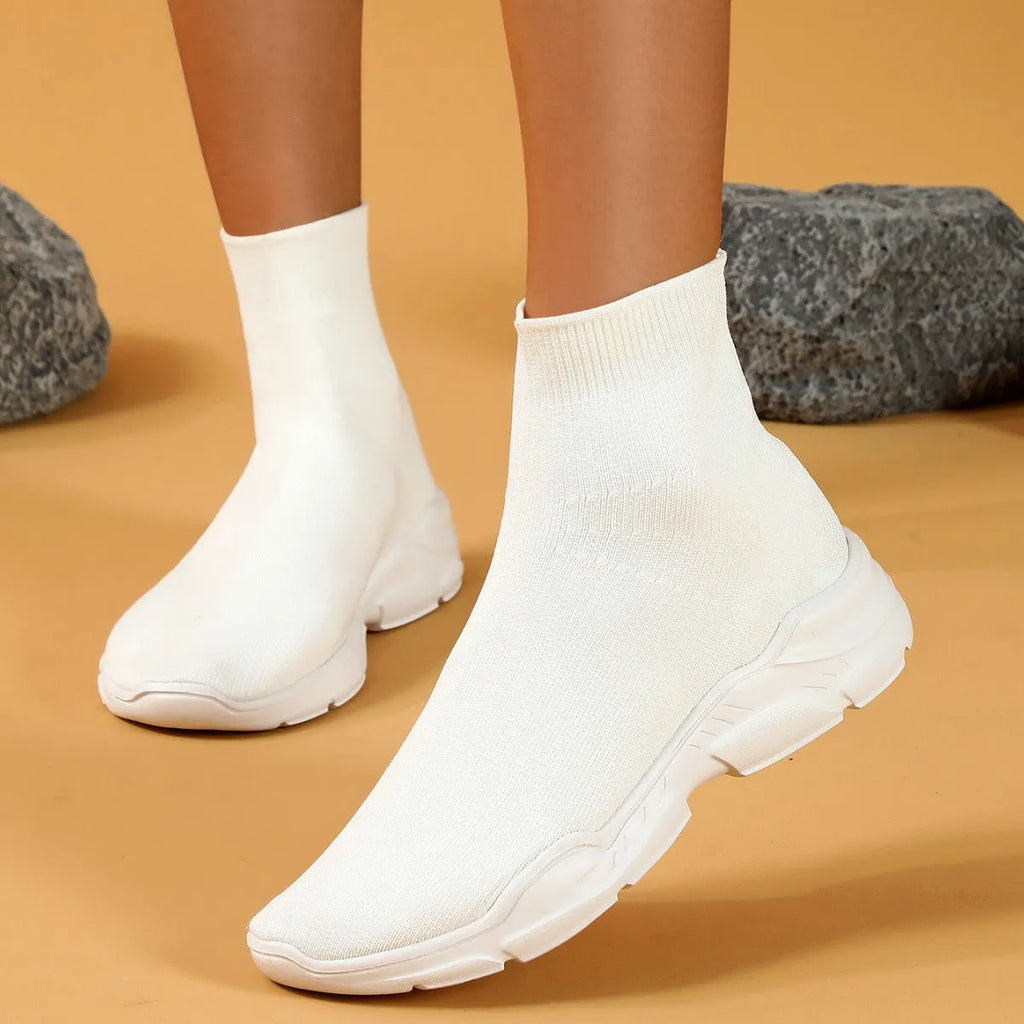 Thick-soled mid-top slip-on casual hiking shoes in black, fabric upper, round toe, cushioned sole