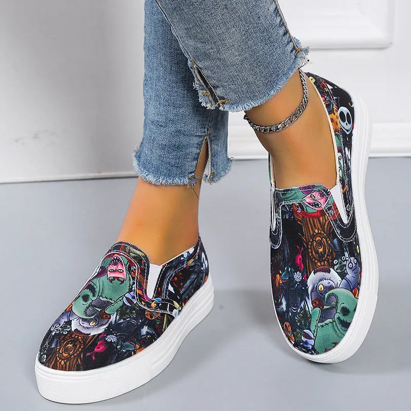 Women's low-top canvas trainers in multiple colours with flat rubber sole.