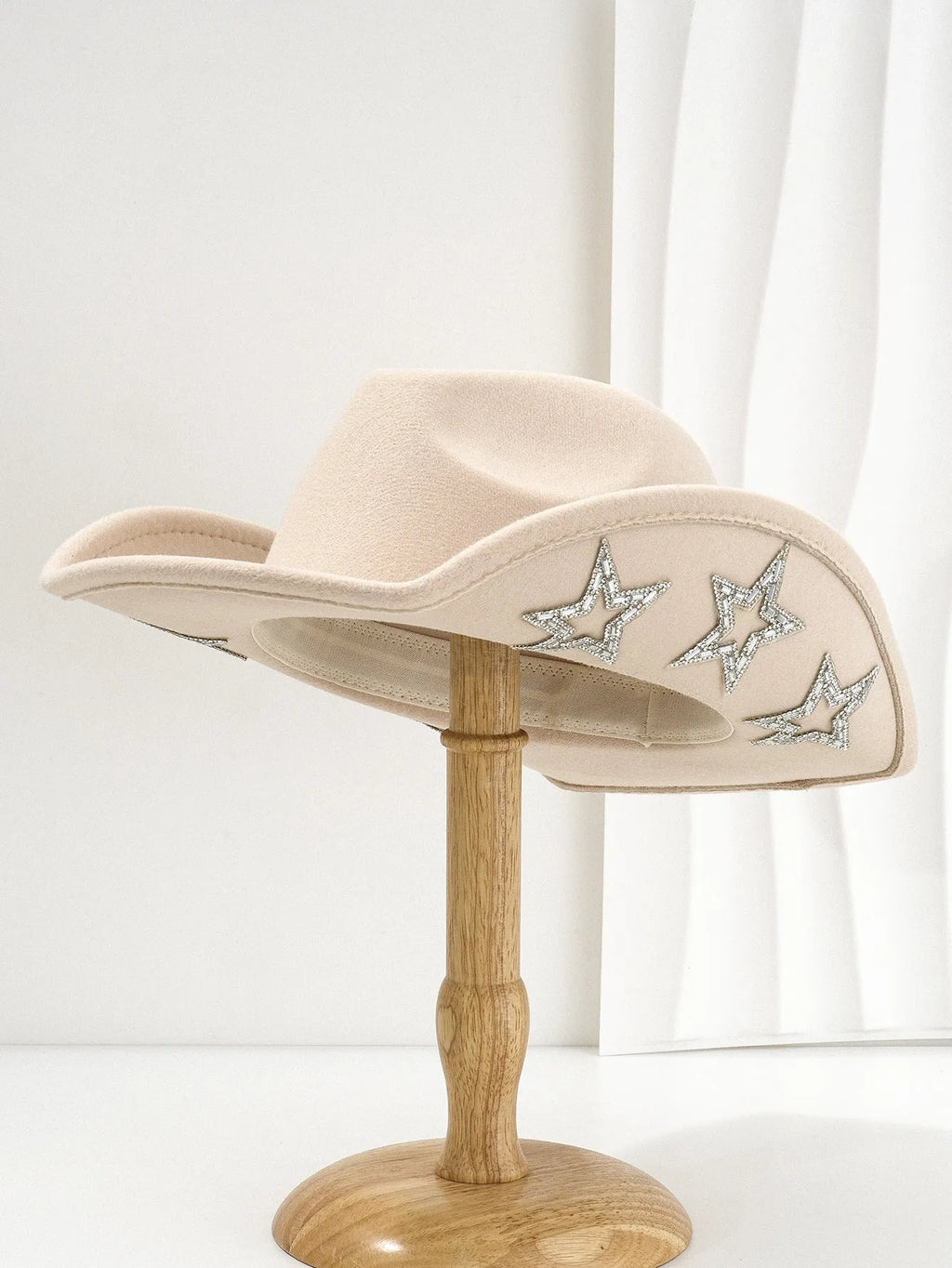 Beige western-style conical top hat with a hexagonal star decoration on the front.