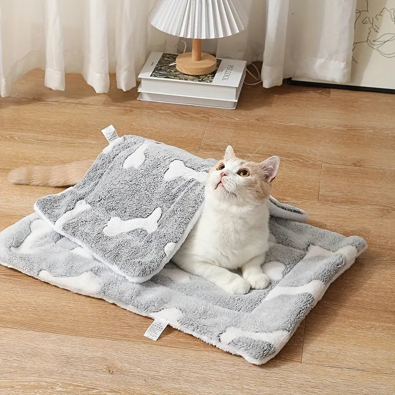 Self-warming pet bed mat in soft coral velvet with reversible fleece and non-slip backing, sizes S to 3XL