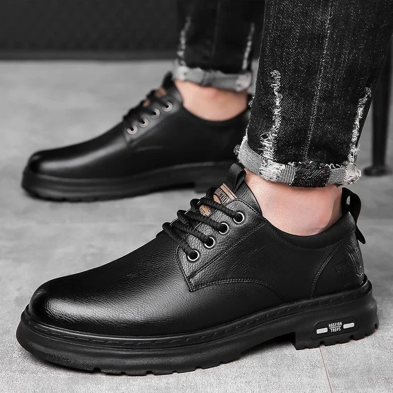 Retro outdoor men's casual shoes in black with artificial PU upper and leather sole