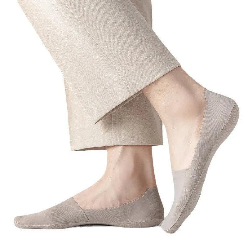 Men's low cut invisible seamless socks in pure cotton ice silk fabric with non-slip bottom