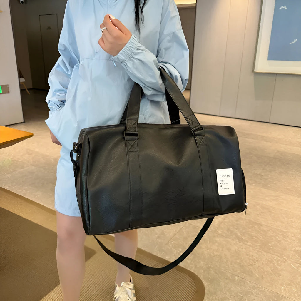 Black fitness shoulder messenger bag showing dry wet separation compartments, waterproof PU material, and adjustable shoulder strap