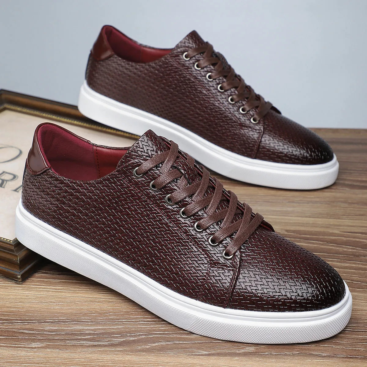 Men's black low-top leather business shoes with a leather toe cap and rubber sole