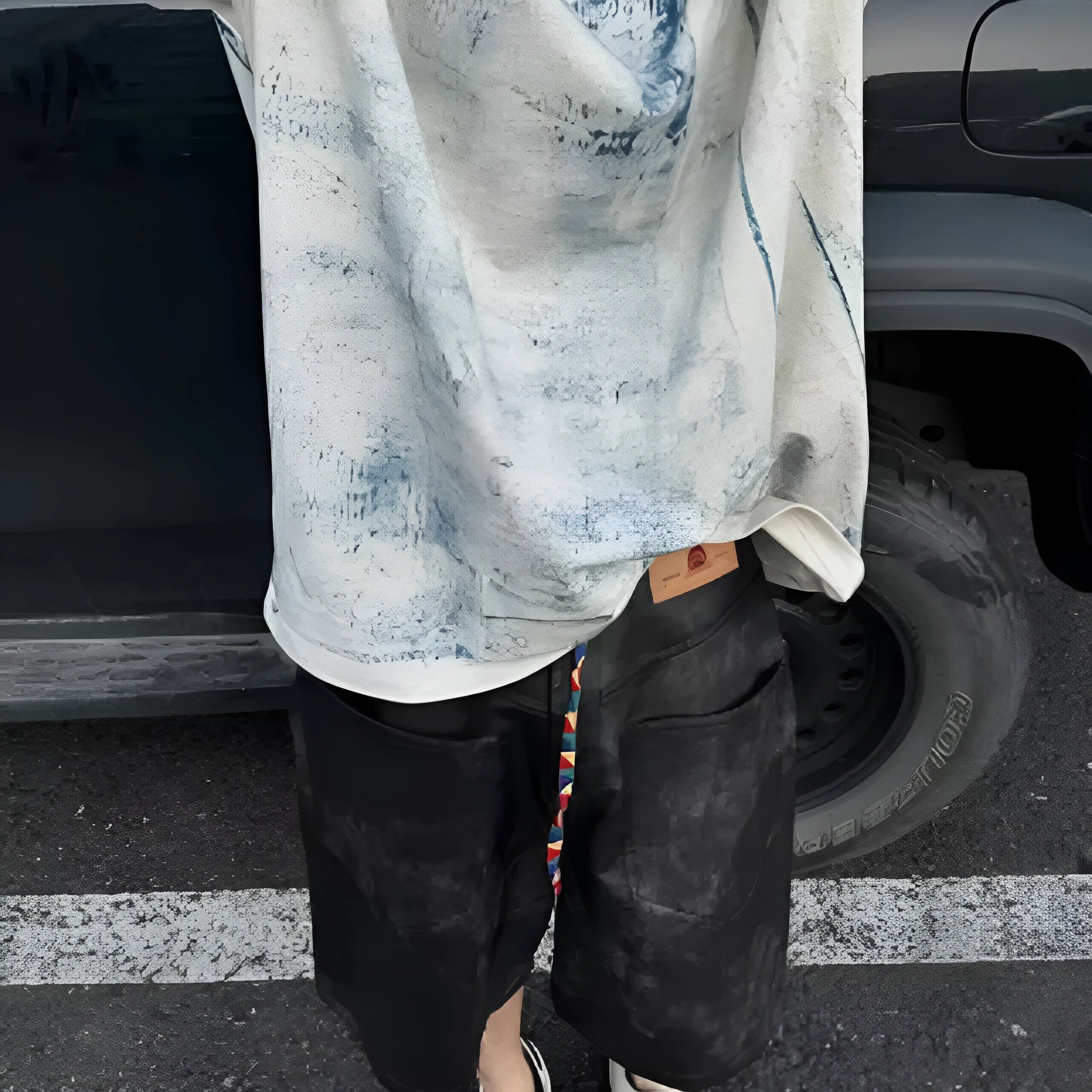 Men's loose fit tie dye print t-shirt in Korean style with round neck and short sleeves.