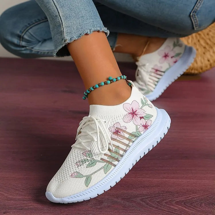 Women's milky white mesh flyknit running shoes with round toe and rubber sole