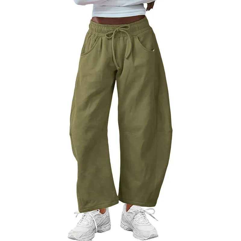 Loose cropped sweatpants with drawstring waist and side pockets in cotton fabric