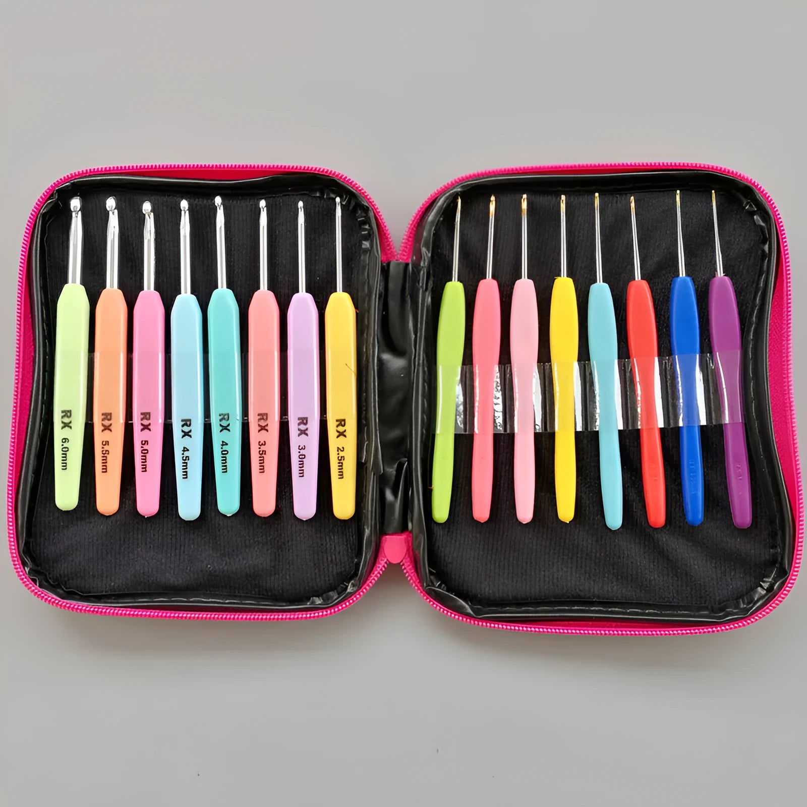 Set of 16 crochet hooks in various sizes with two handle types, stored in a grey PU zip bag.