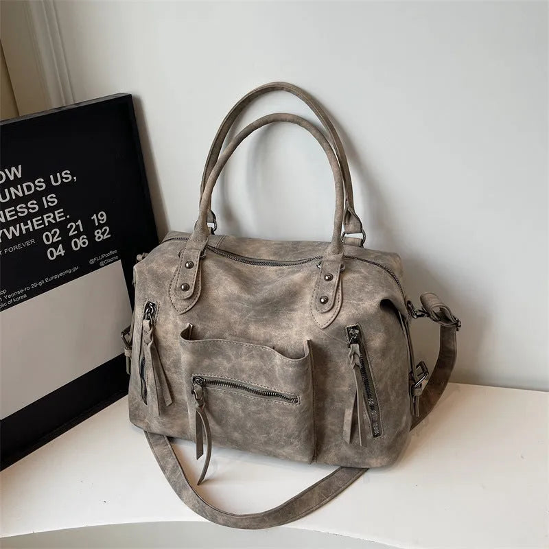 Retro textured women's large-capacity PU messenger bag in black with stitching detail, 36x25x13cm