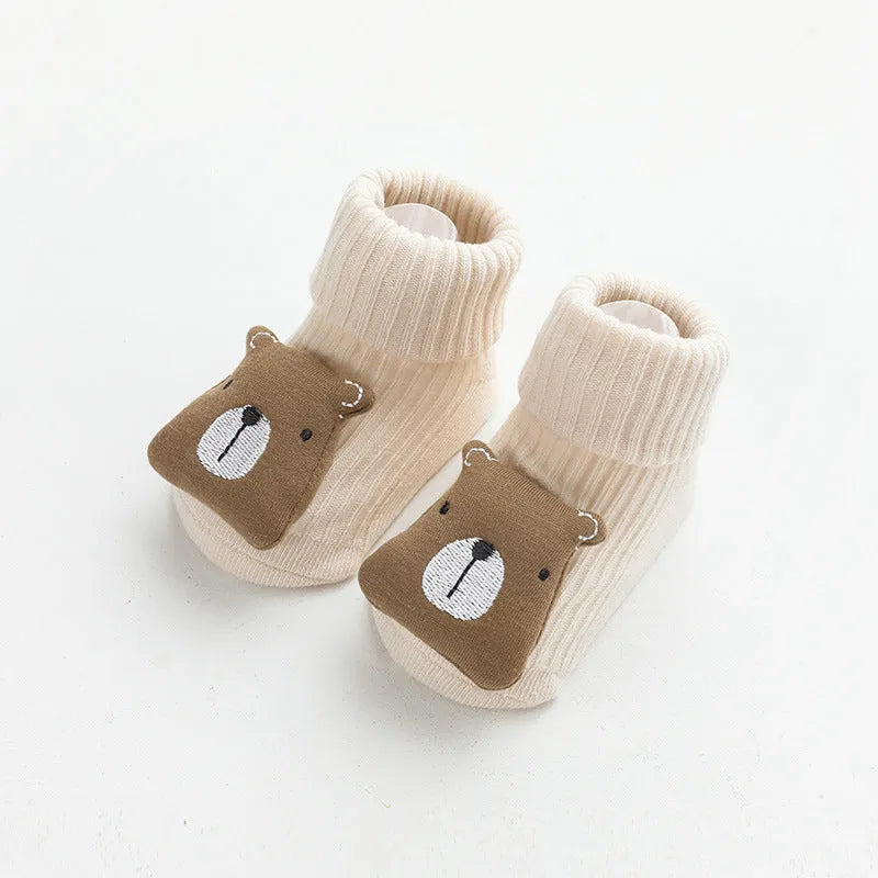 Baby socks with non-slip soles in combed cotton, shown in multiple colour options with size chart