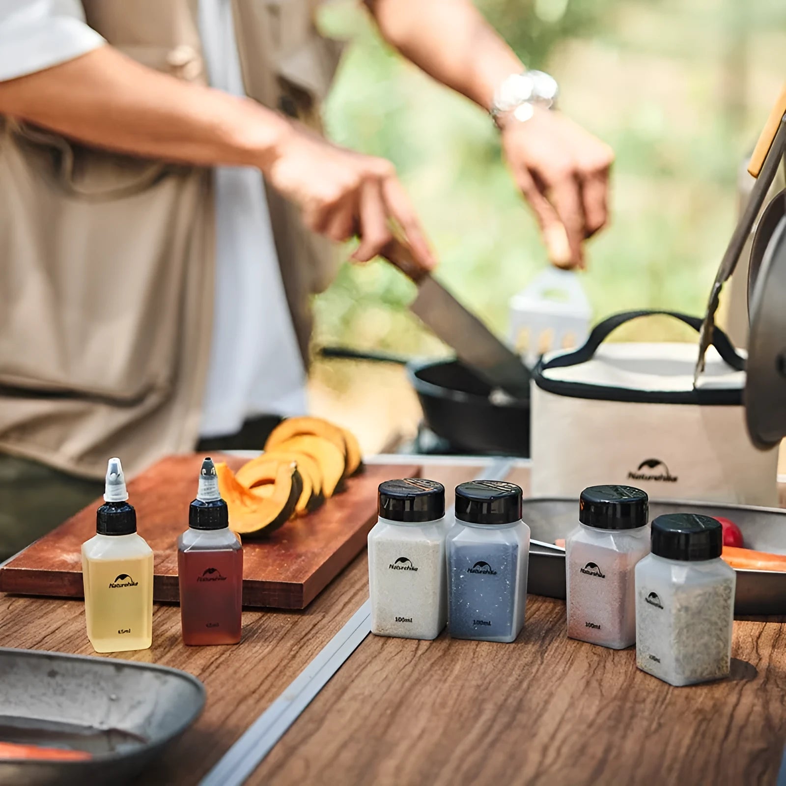Naturehike six-piece set of simple white portable plastic seasoning bottles for outdoor use.