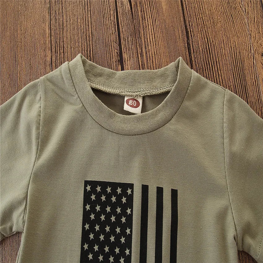Boys' two-piece camouflage suit set with flag pattern, short sleeve shirt and trousers for summer.