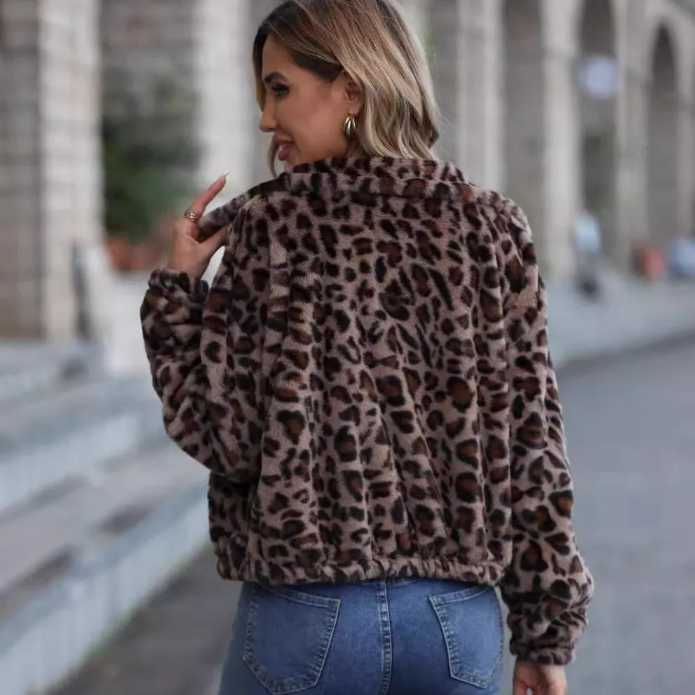 Women's loose long-sleeve leopard print coat with a zip front and raglan sleeves.