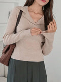 V-neck hemmed pullover sweater in solid colour with vertical sunken stripe pattern, long sleeves, slim fit