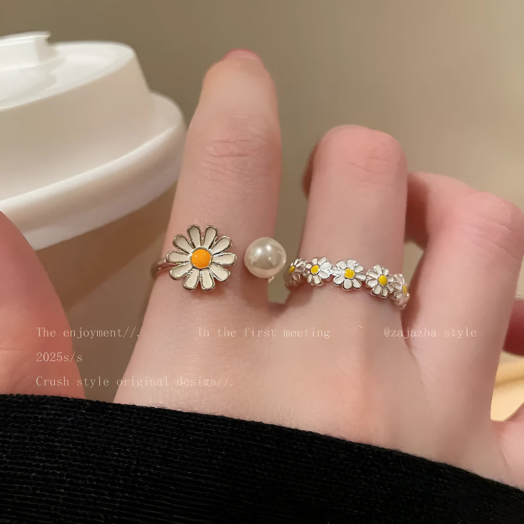 Women's opening sweet twin ring with electroplated copper daisy design and adjustable sizing