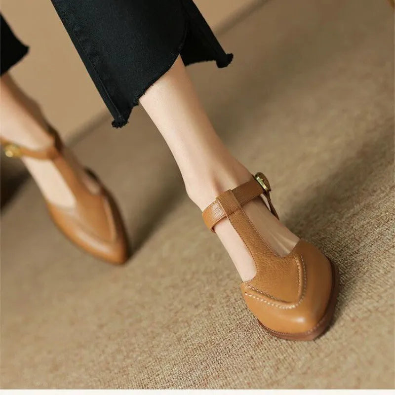 Women's closed toe pointed sandals with chunky heel in solid colour synthetic leather