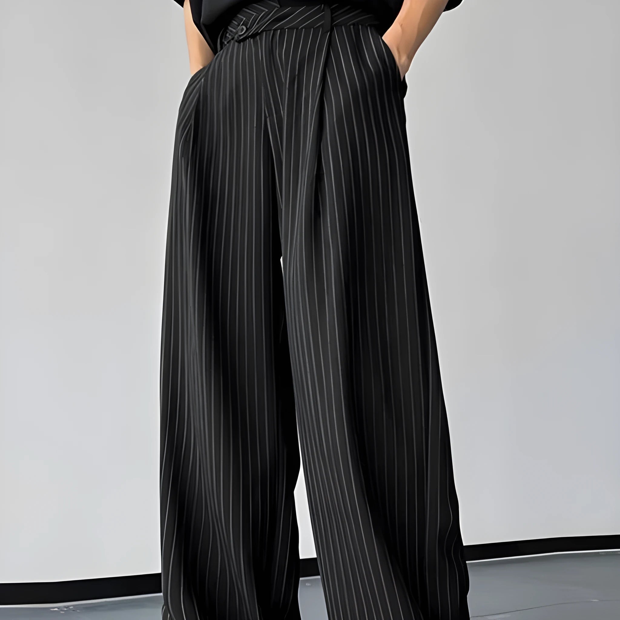 Black men's vertical striped pleated casual trousers with elasticated waist