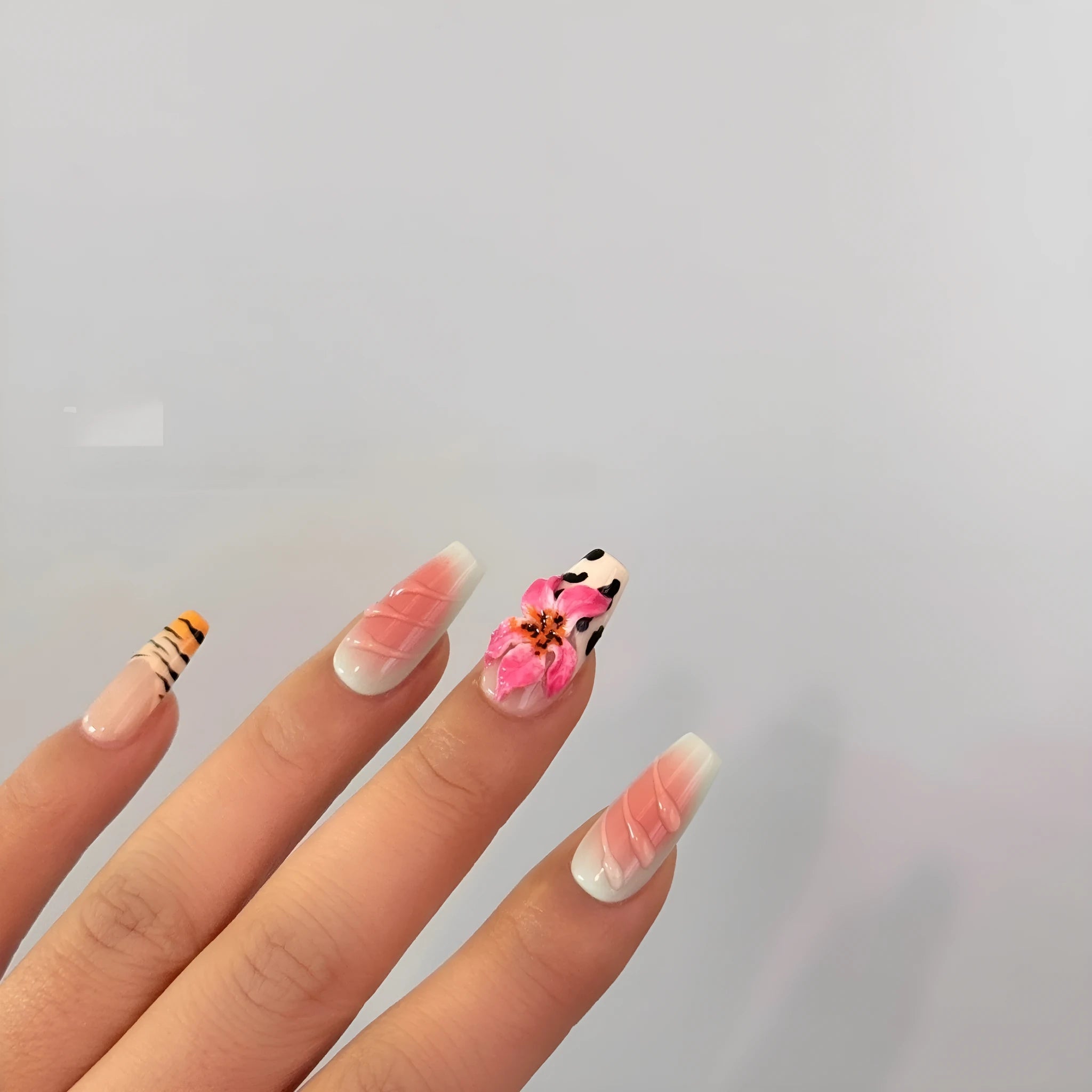 Set of false nails with hand-carved zebra pattern and lily design, showing sizes XS S M L and leopard print styles.