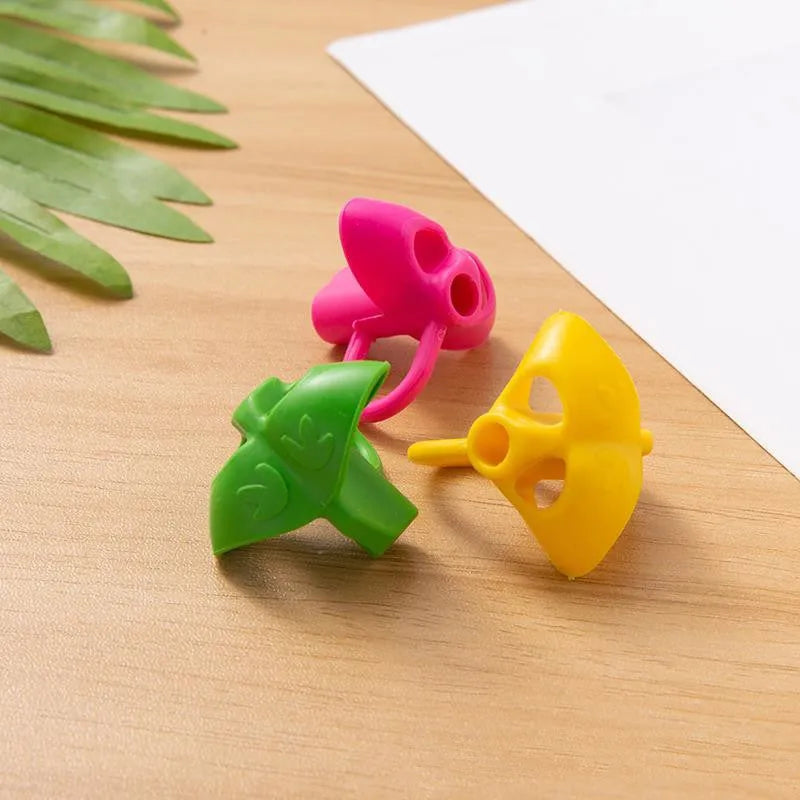 Children's soft rubber writing posture corrector pen holder, irregular shape, random colour, single pack