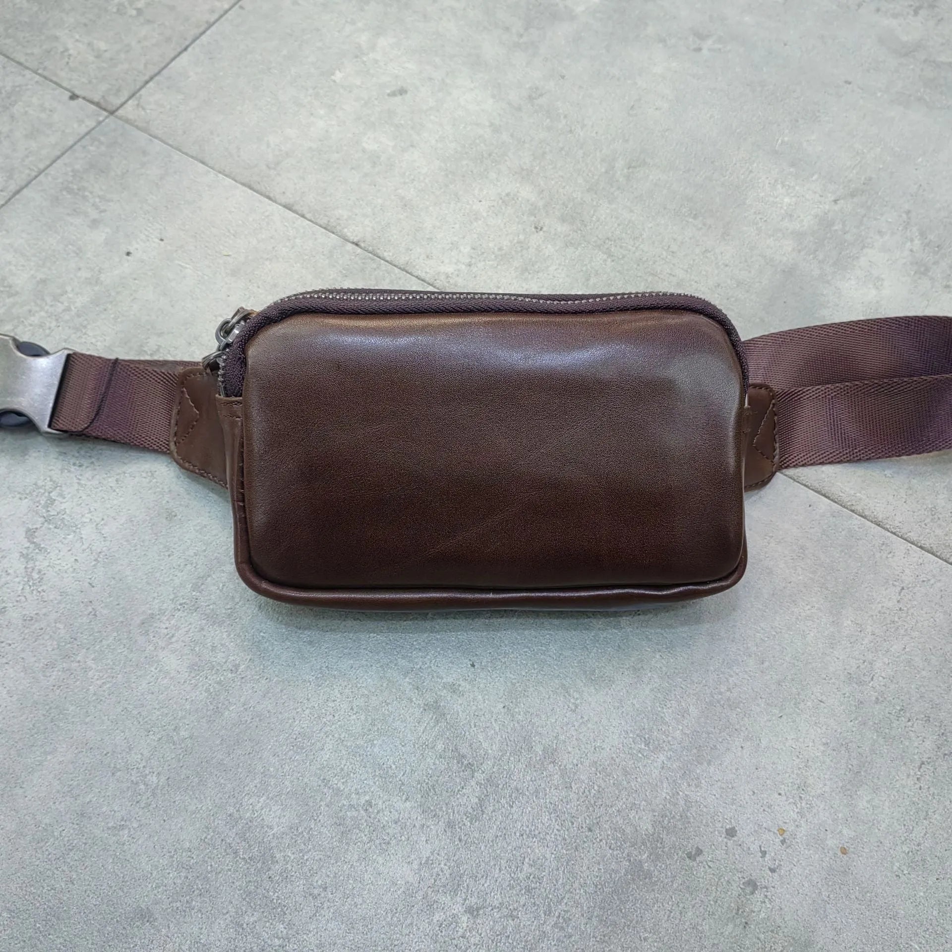 Men's small leather crossbody bag in urban simplicity style with compact dimensions