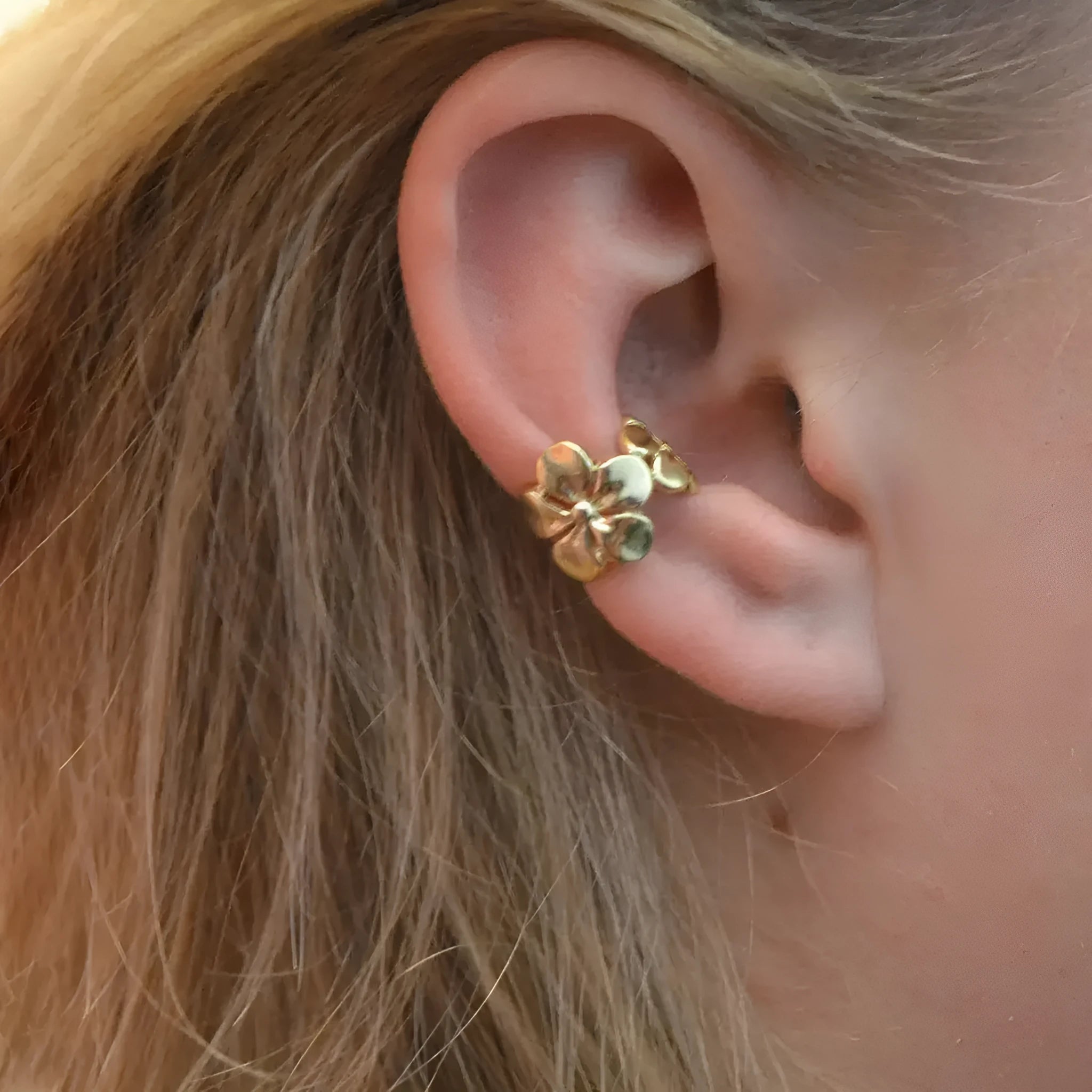 Gold-coloured starfish and scallop shell women's alloy earrings on a white background.