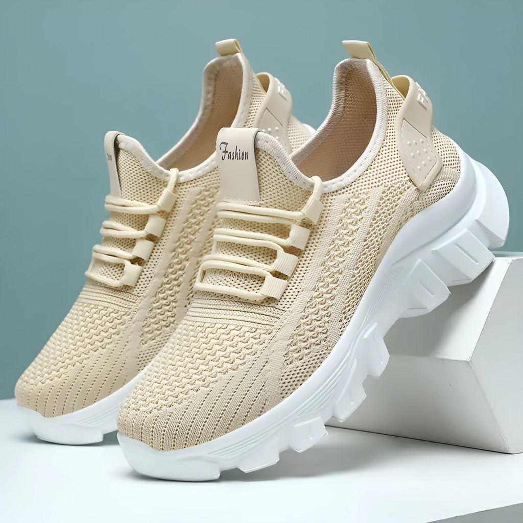 Women's Flyknit sneakers in white colour with round toe and lace-up front