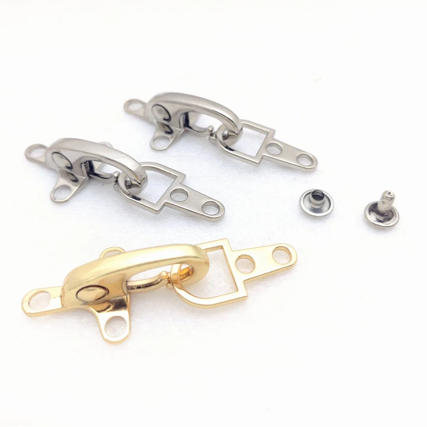 Zinc alloy aircraft-shaped buckle decoration in bronze, gold, gun colour, or silver, measuring 5.85 cm.