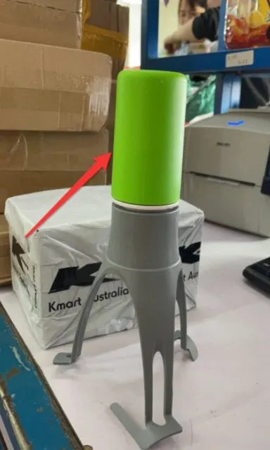 Uutensil Stirr automatic pot mixer device in green colour for hands-free stirring of sauces and soups.