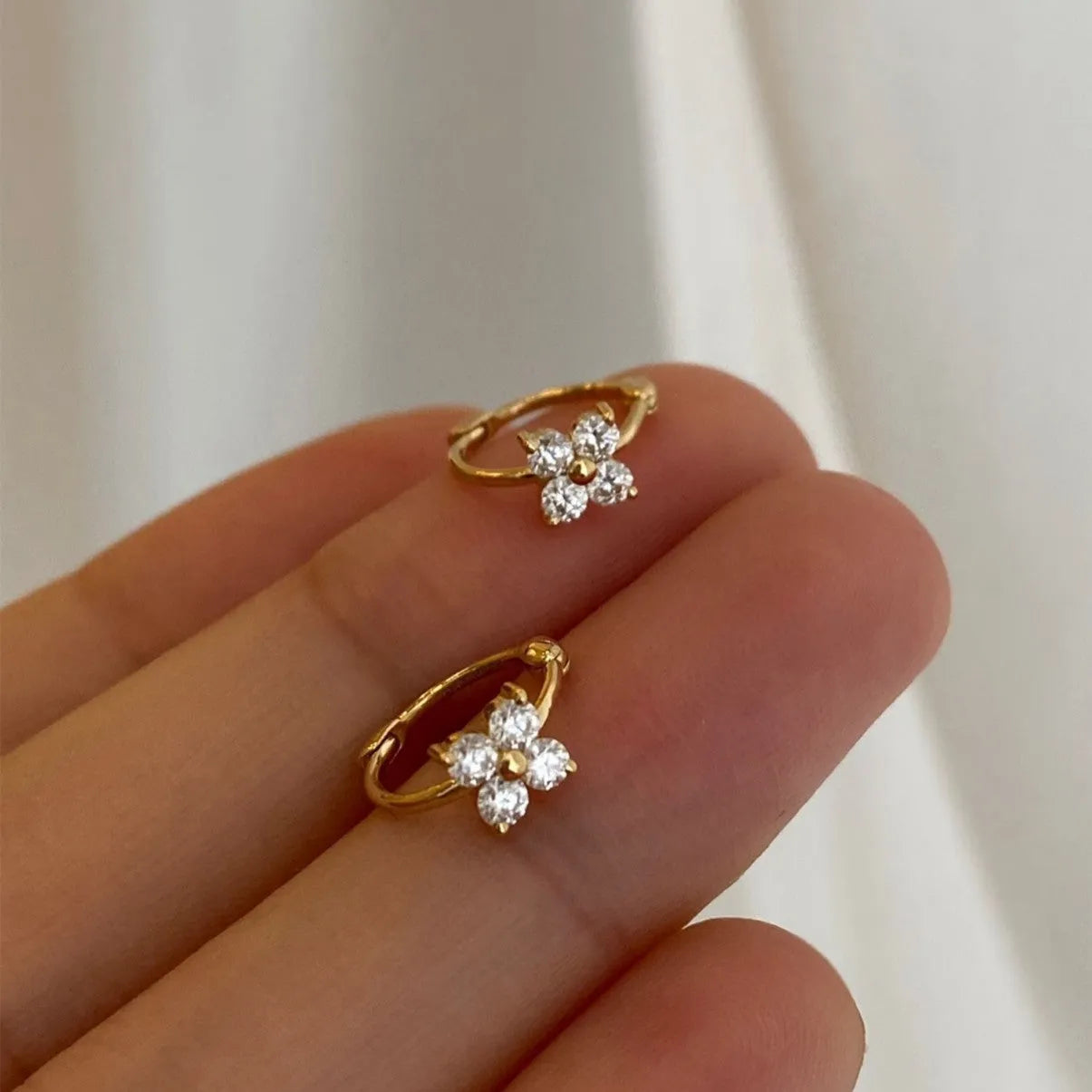 925 silver four-leaf clover zircon buckle earrings for women, gold colour, petal design