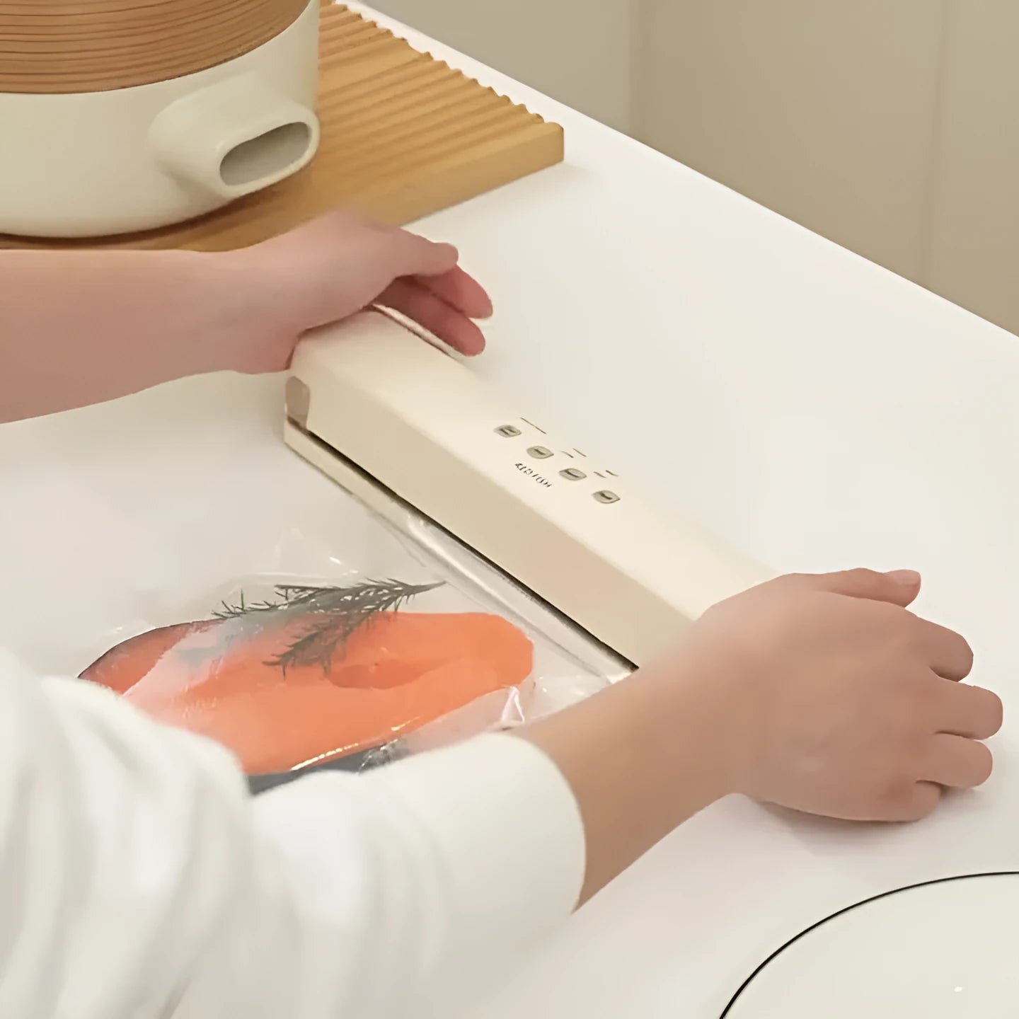 Off-white beige vacuum sealing machine with 85W power for household food packaging