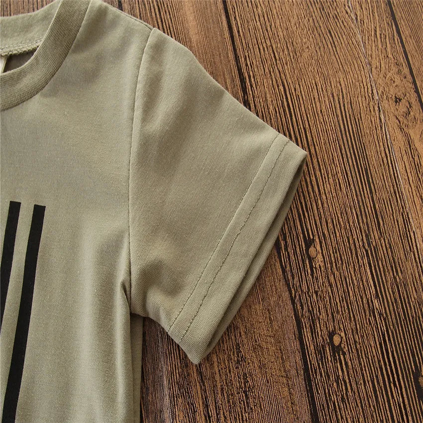 Boys' two-piece camouflage suit set with flag pattern, short sleeve shirt and trousers for summer.