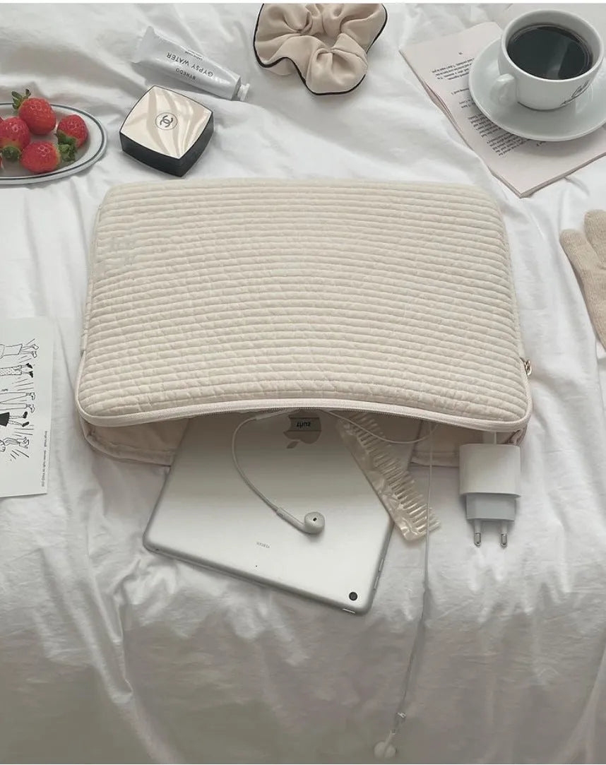 Black and white anti-seismic cotton cloth laptop bag for tablet PCs in clutch design.