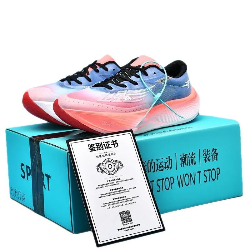 Low-top racing sneaker with carbon plate technology in Glacier colour on a natural rubber sole.