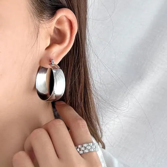 Widened curved stainless steel earrings with titanium content in gold or steel colour