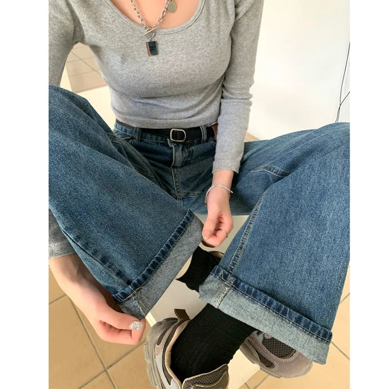 A pair of women's high-waist straight-leg jeans in a retro blue colour, shown in a cropped length.