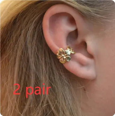 Gold-coloured starfish and scallop shell women's alloy earrings on a white background.
