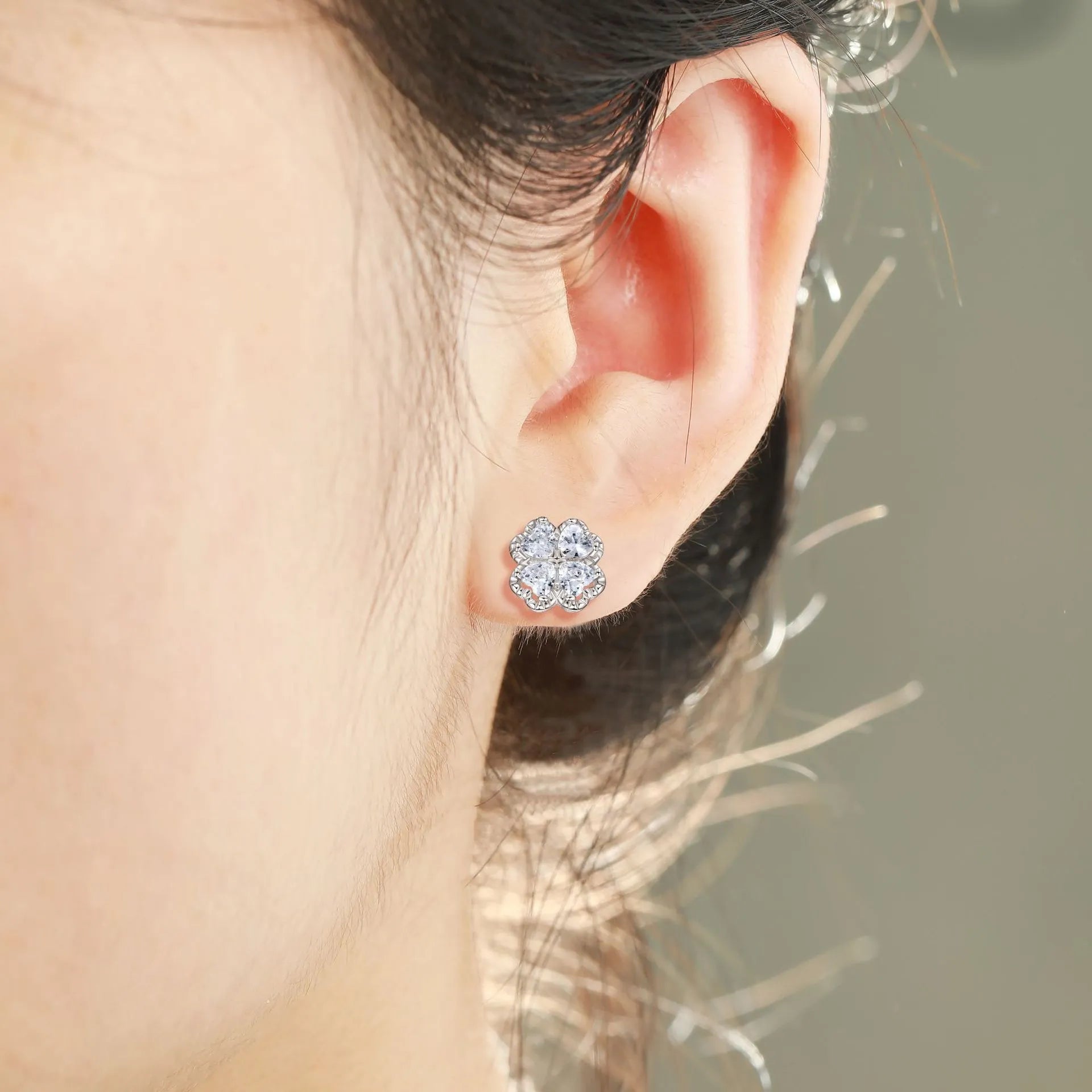 Close-up of women's heart-shaped zircon earrings in 925 silver with a white gold colour finish.
