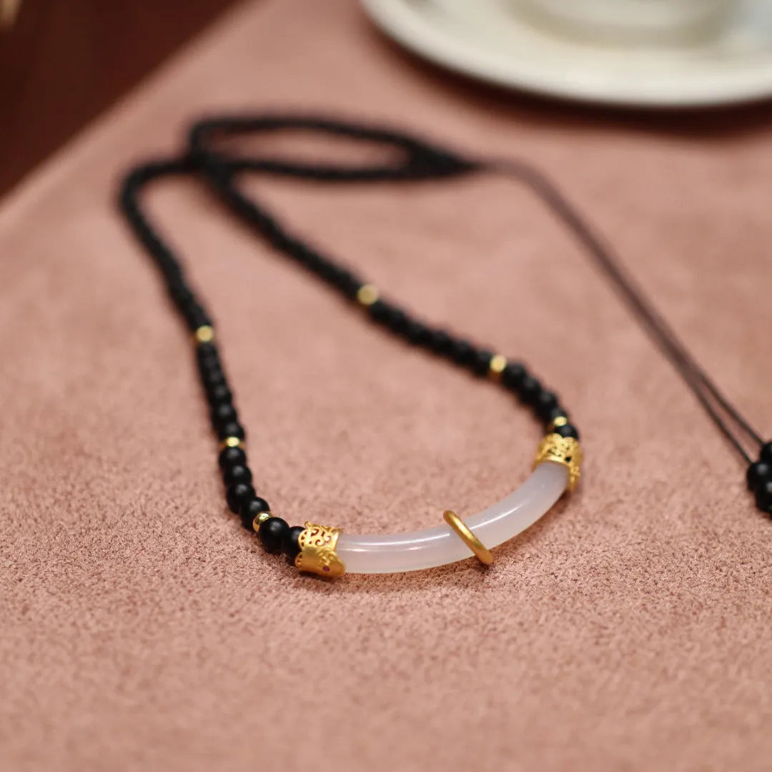 Natural frosted black agate white chalcedony necklace with 925 silver pendant and U-shaped Chinese design
