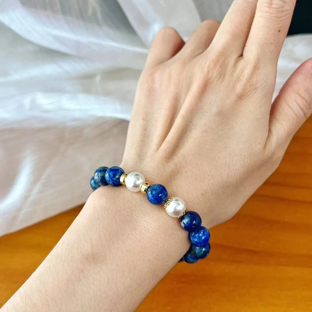 A green and gold lapis lazuli bracelet with a Chinese artistic retro design.